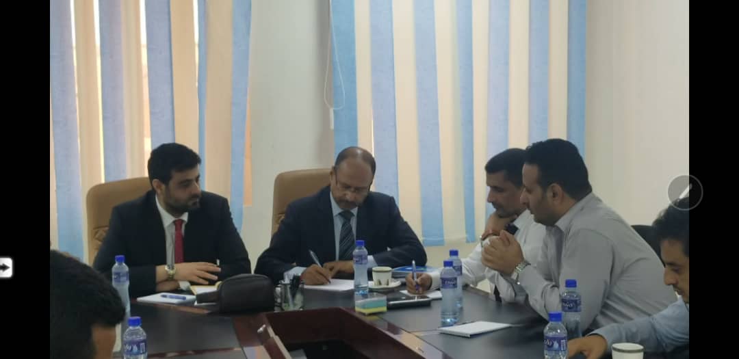 وزير الإتصالات يزور مقر كاك بنك بالعاصمة المؤقتة عدن